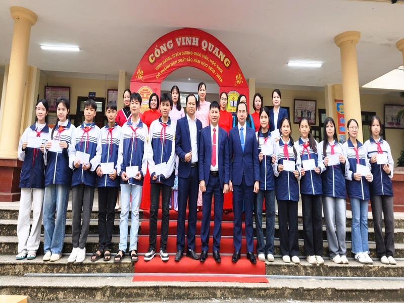 /vinh-danh-nhung-guong-mat-xuat-sac-giao-vien-va-hoc-sinh-dat-thanh-tich-cao-ky-thi-hoc-sinh-gioi-xa-my-duc-93